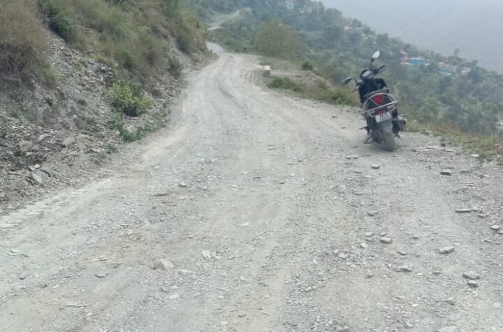 बीस वर्ष से सड़क डामरीकरण की राह तक रहे ग्रामीण