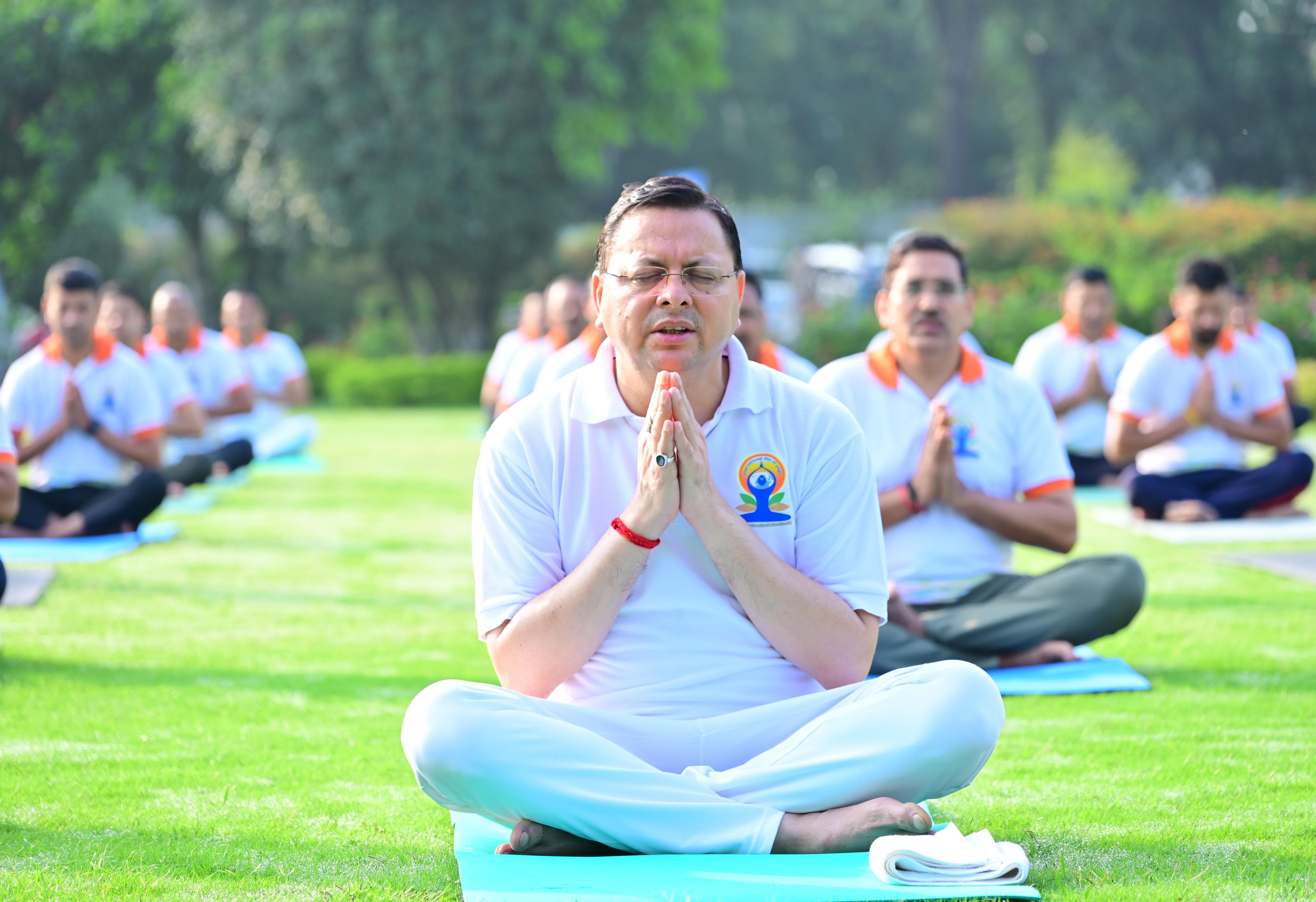 मुख्यमंत्री ने अपने आवास पर किया योग