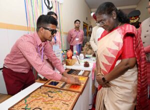 राष्ट्रपति ने दृष्टिबाधित बच्चों के साथ संवाद किया