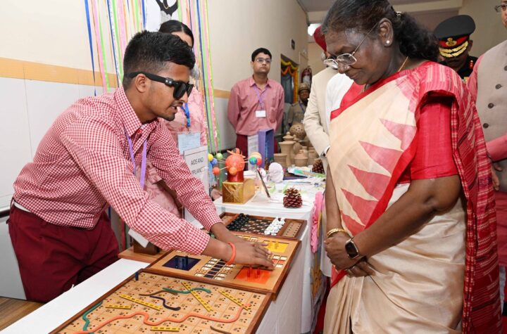 राष्ट्रपति ने दृष्टिबाधित बच्चों के साथ संवाद किया
