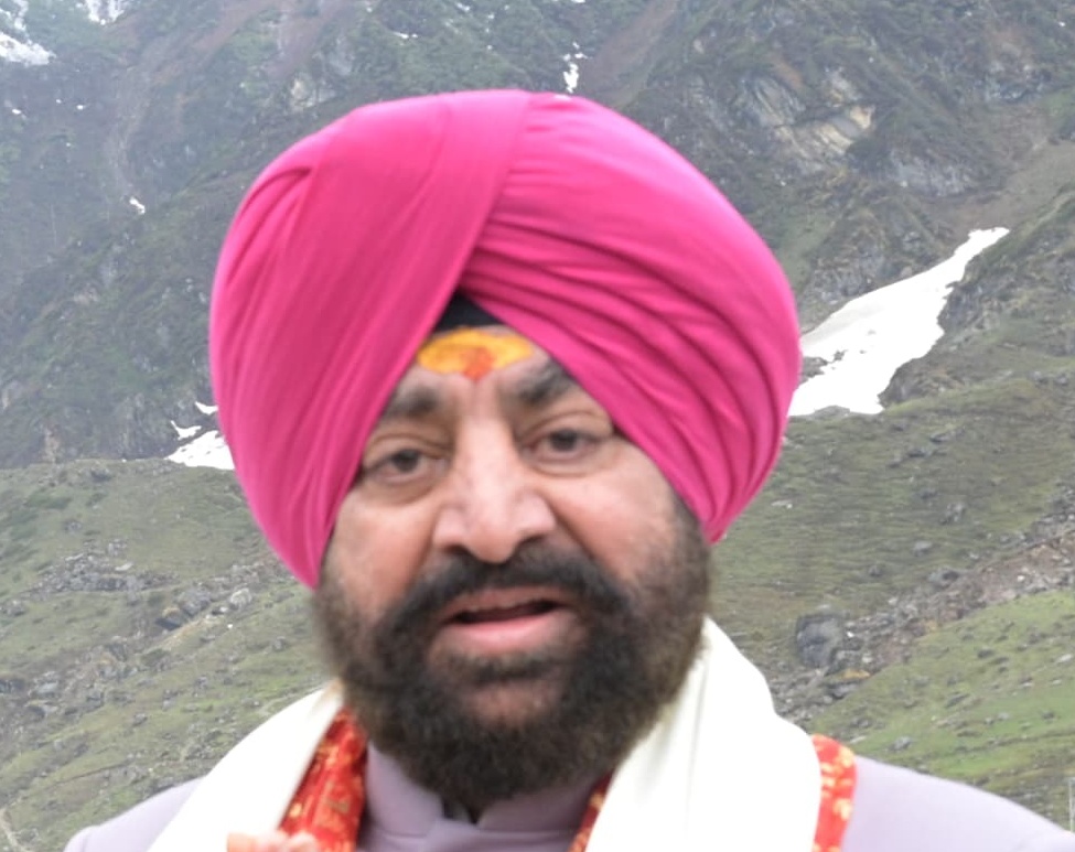 राज्यपाल ने नानकाना साहिब गुरुद्वारा में मत्था टेका