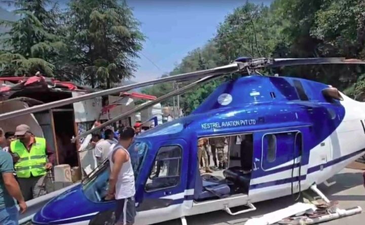 रुद्रप्रयाग में बड़ा हादसा टला, हेलीकॉप्टर में आई तकनीकी खराबी, सड़क पर करवाई इमरजेंसी लैंडिंग