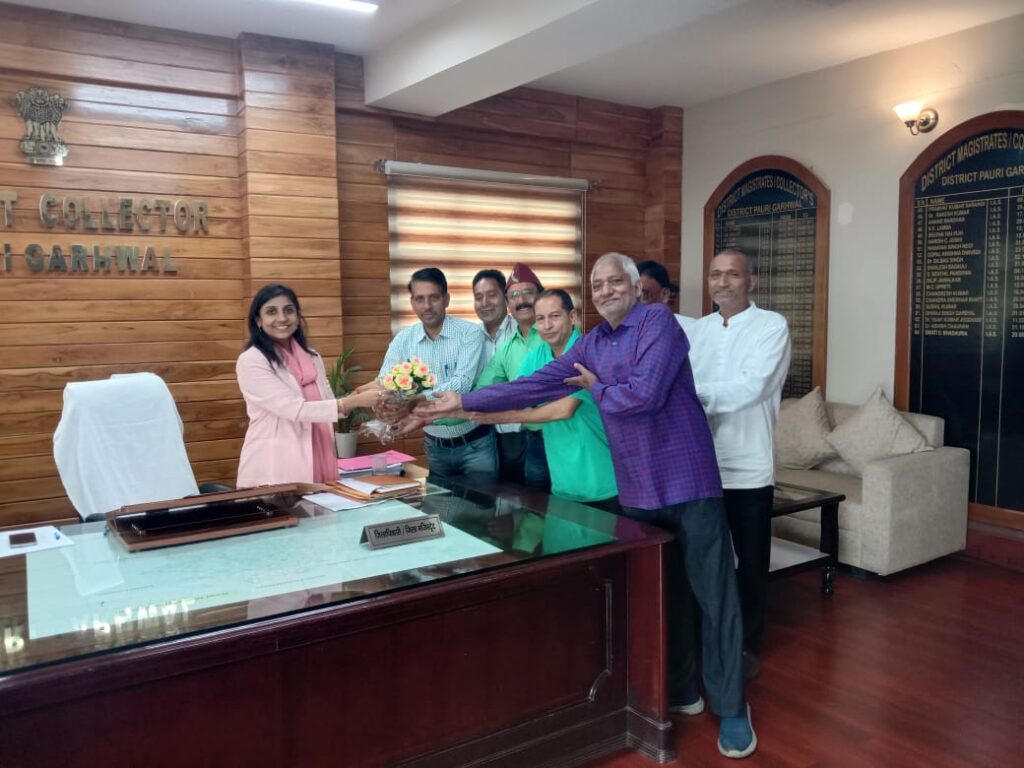 राज्यान्दोलनकारियों ने डीएम से मुलाकात की