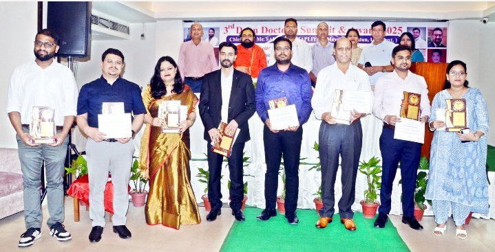 चिकित्सकों के समर्पण को देवभूमि संवाद ग्रुप ने दिया सम्मान