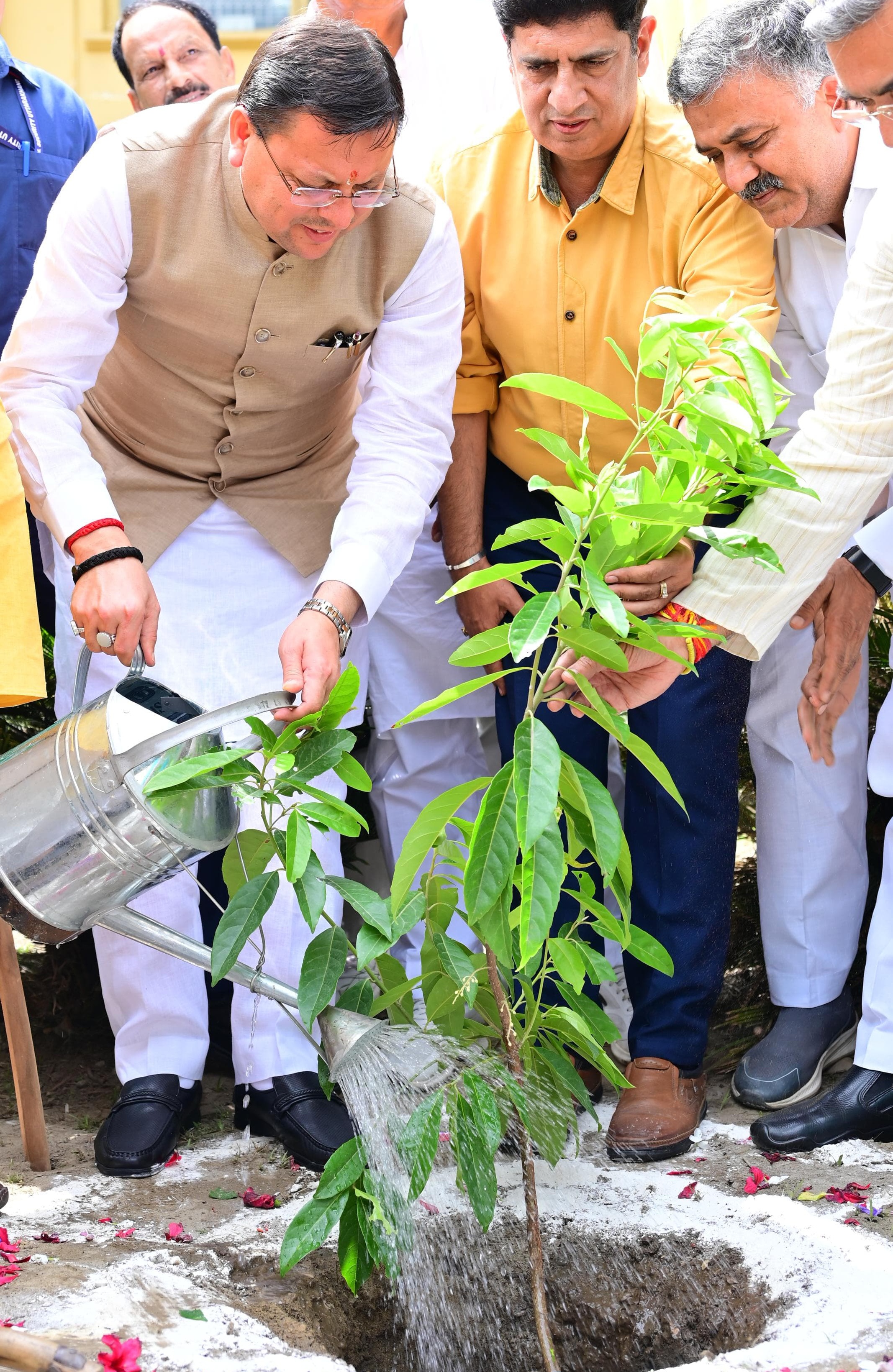 एक पेड़ मां के नाम अभियान के तहत मुख्यमंत्री ने रोपा पौधा
