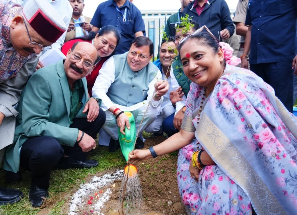 एक पेड़ माँ के नाम” अभियान के तहत पौधा रोपा