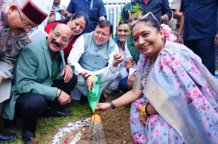 एक पेड़ माँ के नाम” अभियान के तहत पौधा रोपा