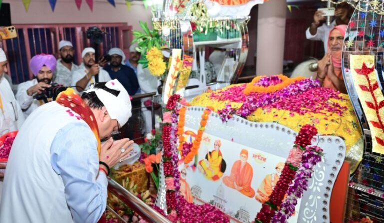 मुख्यमंत्री ने ब्रह्म निवास आश्रम में पूज्य सतगुरु लाल दास महाराज को दी श्रद्धांजलि