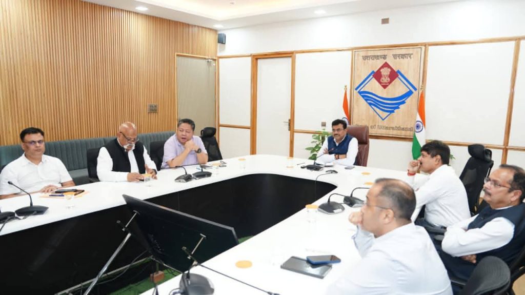 भूमि हस्तांतरण को लेकर मुख्यसचिव ने ली जिलाधिकारियों की बैठक