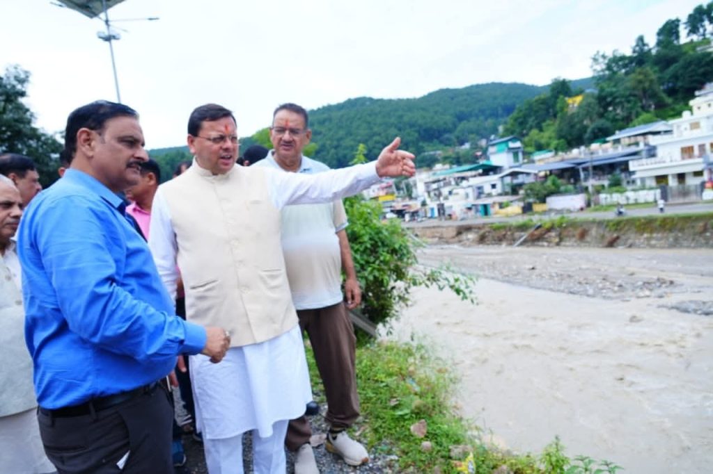 मुख्यमंत्री ने किया मसूरी रोड़ एवं किमाड़ी क्षेत्र का निरीक्षण