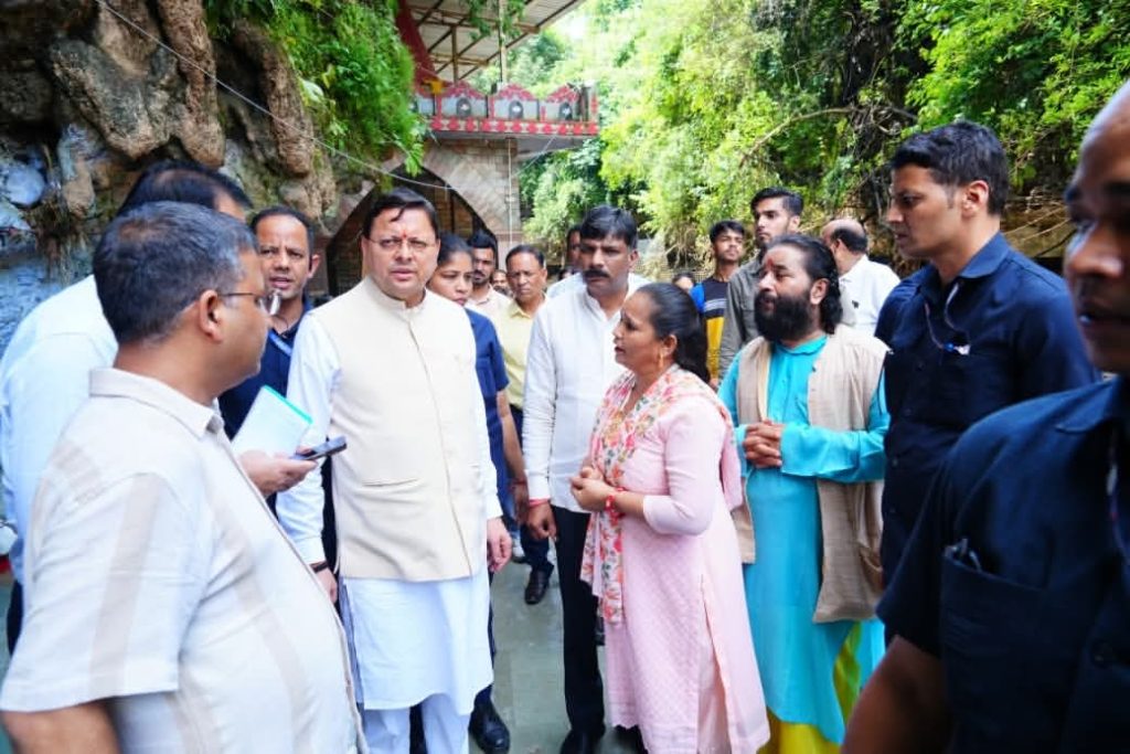 मुख्यमंत्री ने अतिवृष्टि से प्रभावित स्थल का निरीक्षण किया