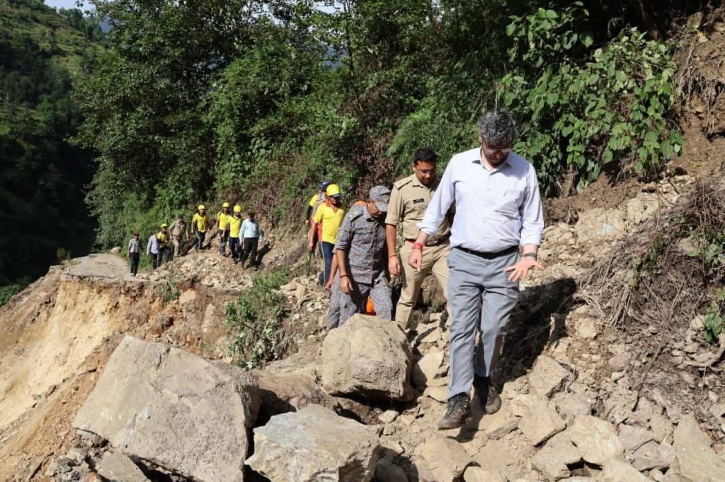 आपदा प्रभावित गांवों का दौरा कर सुनी प्रभावितों की समस्याएं