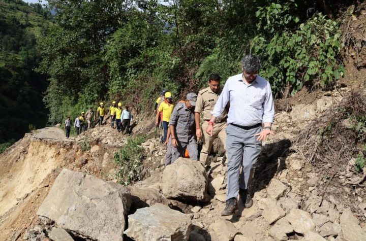 आपदा प्रभावित गांवों का दौरा कर सुनी प्रभावितों की समस्याएं