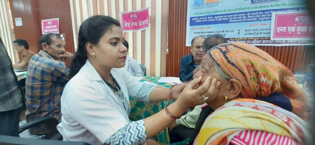 ग्रामीणों ने कराई स्वास्थ्य की जांच