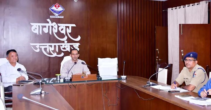 डीएम ने ली सड़क सुरक्षा को लेकर अधिकारियों बैठक