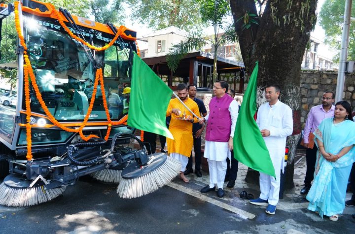 मुख्यमंत्री ने किया वैक्यूम बेस्ड रोड स्वीपिंग मशीन का फ्लैग ऑफ