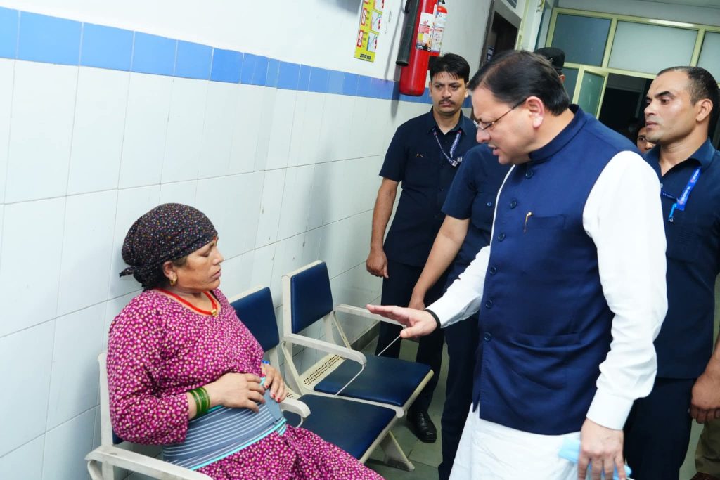 मुख्यमंत्री ने अस्पताल में भर्ती मरीजों का जाना हाल