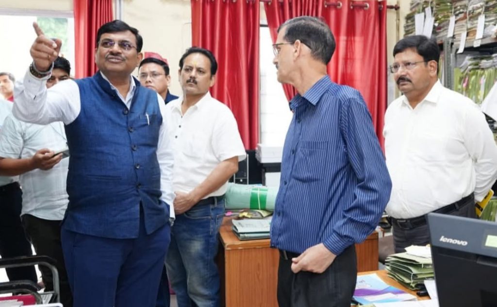 मुख्य सचिव ने सचिवालय परिसर की व्यवस्थाओं का जायजा लिया