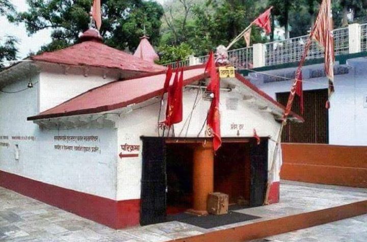 पहले नवरात्रि पर मन्दिरों में पूजा, अर्चना को उमड़ी भक्तों की भीड़