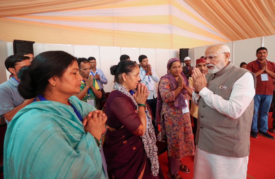 धराली आपदा पीड़ितों से मिले पीएम मोदी, हरसंभव मदद का दिया भरोसा