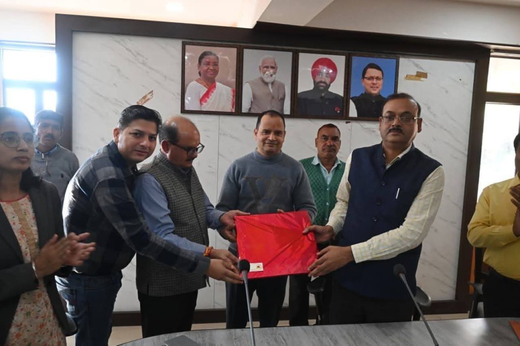 कर्मचारियों ,अधिकारियों ने दी विदाई