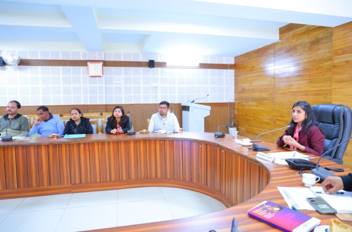 गुणवत्तापूर्ण स्वास्थ्य सेवाएं और संस्थागत प्रसव पर दें विशेष फोकस: जिलाधिकारी