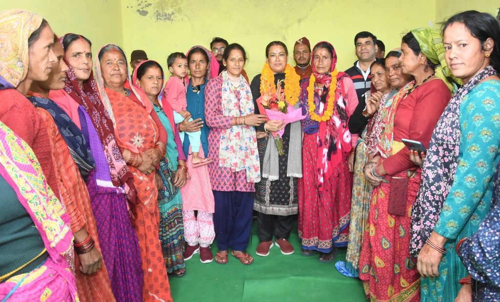 कैबिनेट मंत्री आर्य ने सुनी ग्रामीणों की समस्याएं