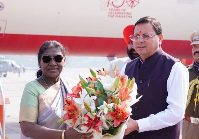 राज्यपाल और मुख्यमंत्री ने एयरपोर्ट पर किया राष्ट्रपति का स्वागत