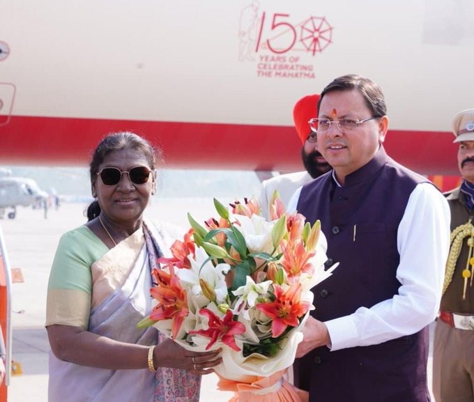 राज्यपाल और मुख्यमंत्री ने एयरपोर्ट पर किया राष्ट्रपति का स्वागत