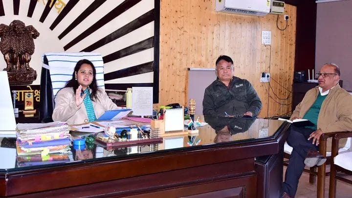 निर्माण कार्यों की प्रगति पर हुई समीक्षा बैठक