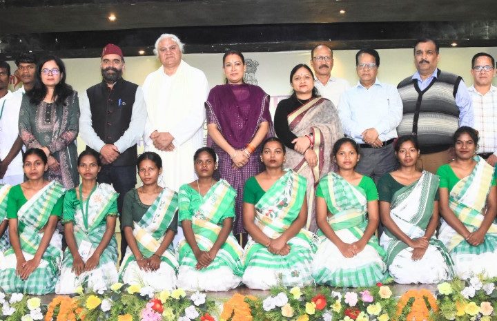 आदिवासी समाज को मुख्य धारा में लाना हम सब की जिम्मेदारी : रेखा आर्या