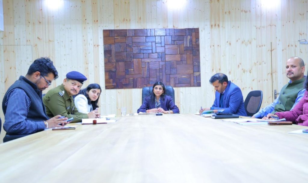 जंगली जानवरों की बढ़ती सक्रियता पर जिलाधिकारी की समीक्षा बैठक, सुरक्षा उपायों को और मजबूत करने के निर्देश