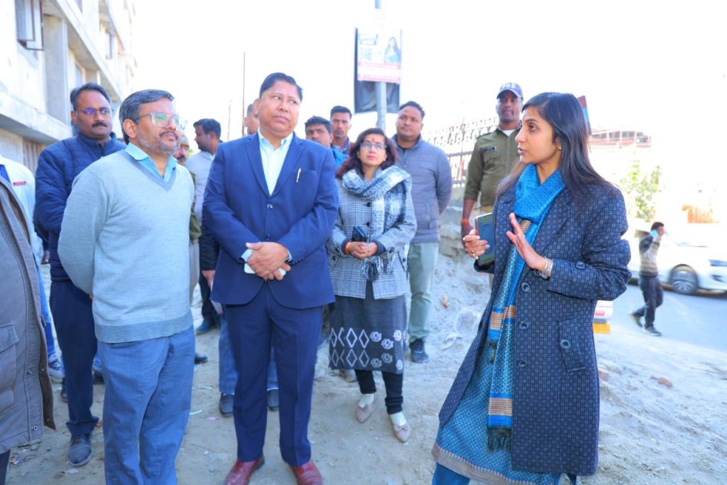 जिलाधिकारी ने किया श्रीनगर के एचएनबी बेस हॉस्पिटल के निर्माणाधीन क्रिटिकल केयर ब्लॉक का निरीक्षण