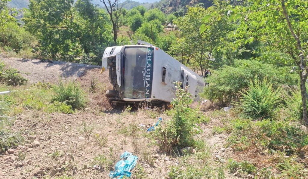 कुंजापुरी–हिंडोलाखाल मार्ग पर दर्दनाक हादसा- श्रद्धालुओं से भरी बस गहरी खाई में गिरी, पांच की मौत