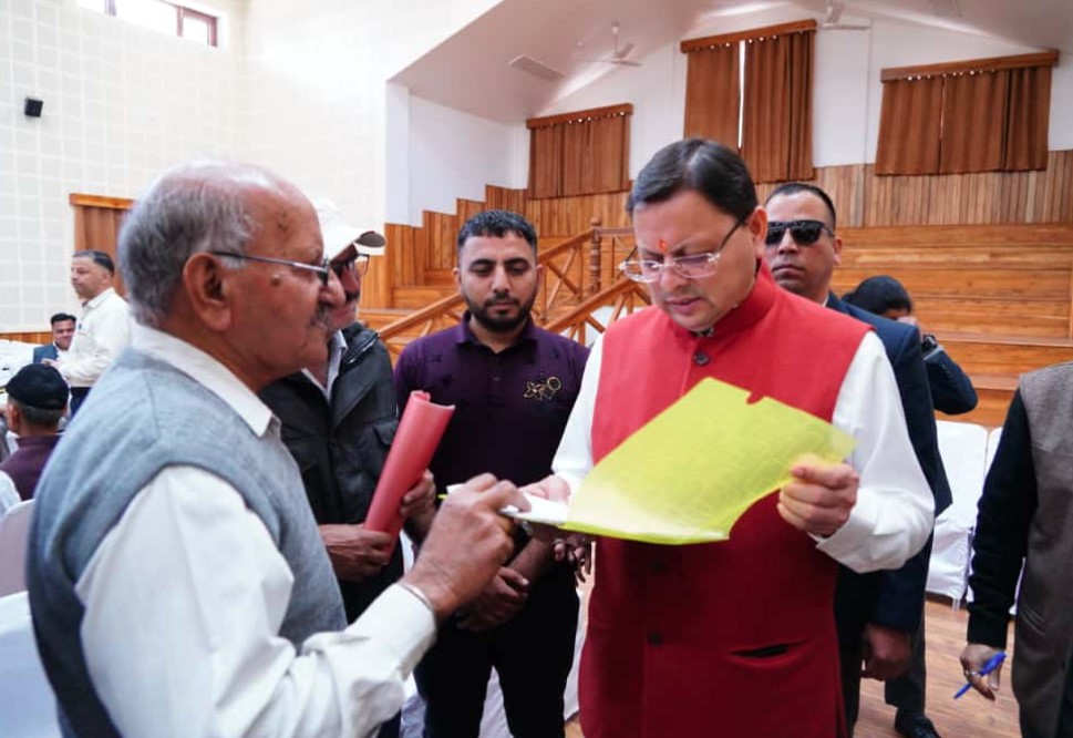 जनता से सीधा संवाद- जनता मिलन कार्यक्रम में मुख्यमंत्री धामी ने सुनी जन समस्याएं