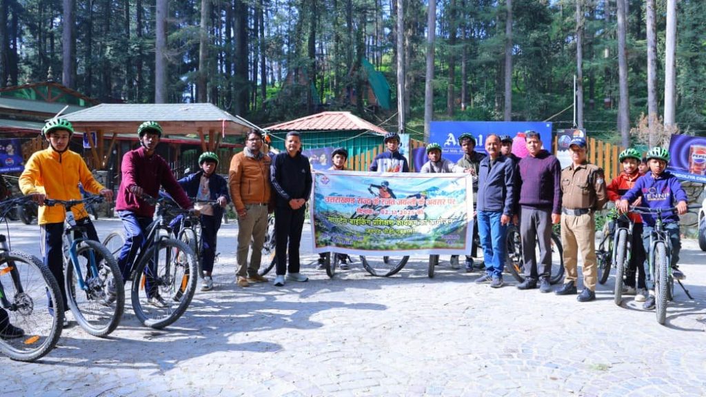 साइकिलिंग से बढ़ता है स्वास्थ्य और पर्यावरण के प्रति जागरुकता का भाव: सीडीओ