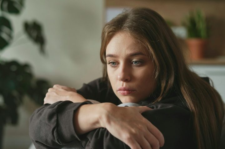 डिप्रेशन सिर्फ उदासी नहीं, गंभीर मानसिक बीमारी का संकेत: जानिए चेतावनी लक्षण