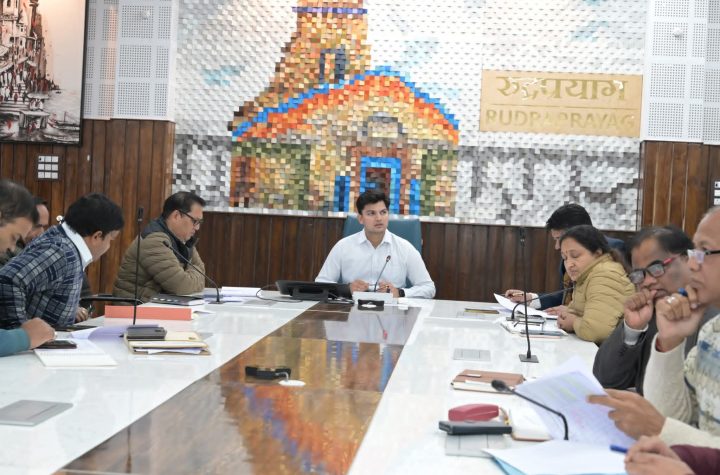 मुख्यमंत्री घोषणाओं की प्रगति की समीक्षा के लिए महत्वपूर्ण बैठक आयोजित