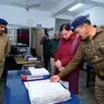 मुख्यमंत्री ने पुलिस स्टेशन का किया औचक निरीक्षण
