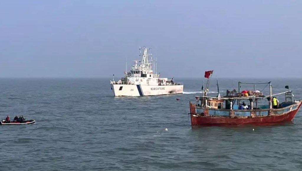 भारतीय समुद्री सीमा में पकड़े गए पाकिस्तानी मछुआरे, परिजनों ने लगाई रिहाई की गुहार