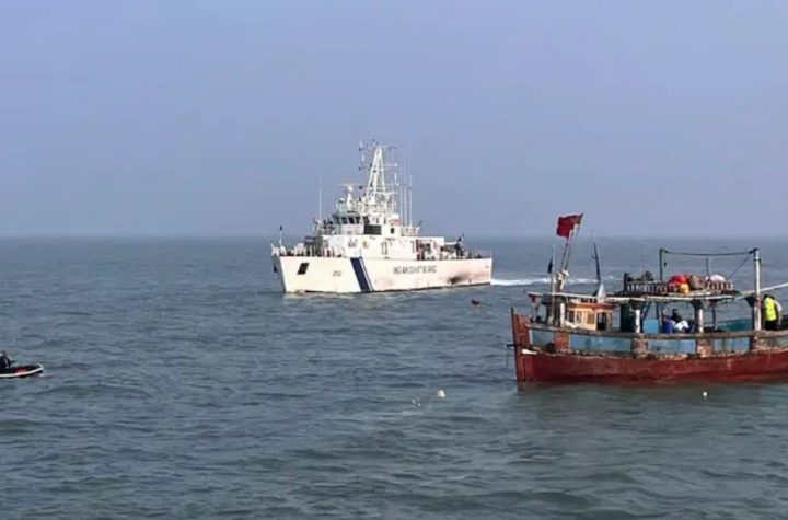 भारतीय समुद्री सीमा में पकड़े गए पाकिस्तानी मछुआरे, परिजनों ने लगाई रिहाई की गुहार