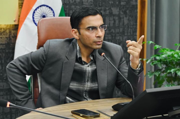 हाईवे और सार्वजनिक स्थलों पर बढ़ती गंदगी को लेकर जिला प्रशासन सख्त, कई अधिकारियों को नोटिस जारी