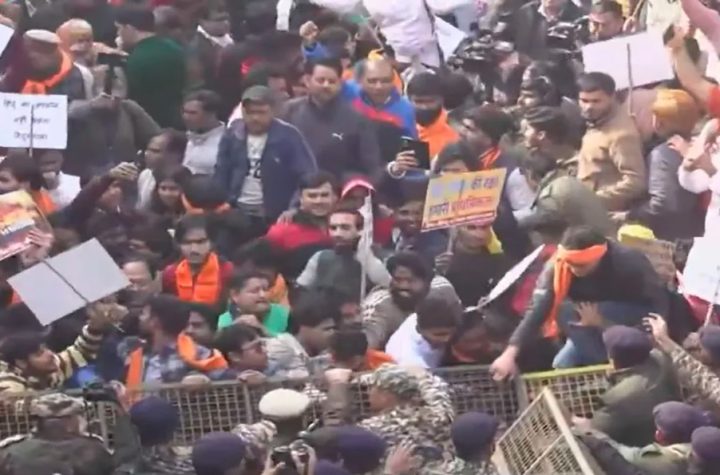 बांग्लादेश में हिंदू युवक की हत्या पर दिल्ली में बवाल, विश्व हिंदू परिषद ने किया जोरदार विरोध प्रदर्शन