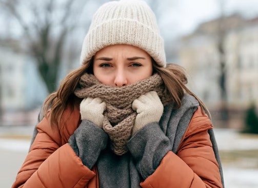 बार-बार ठंड लगना हो सकता है पोषक तत्वों की कमी का संकेत, जानिए शरीर से जुड़ा अहम कारण