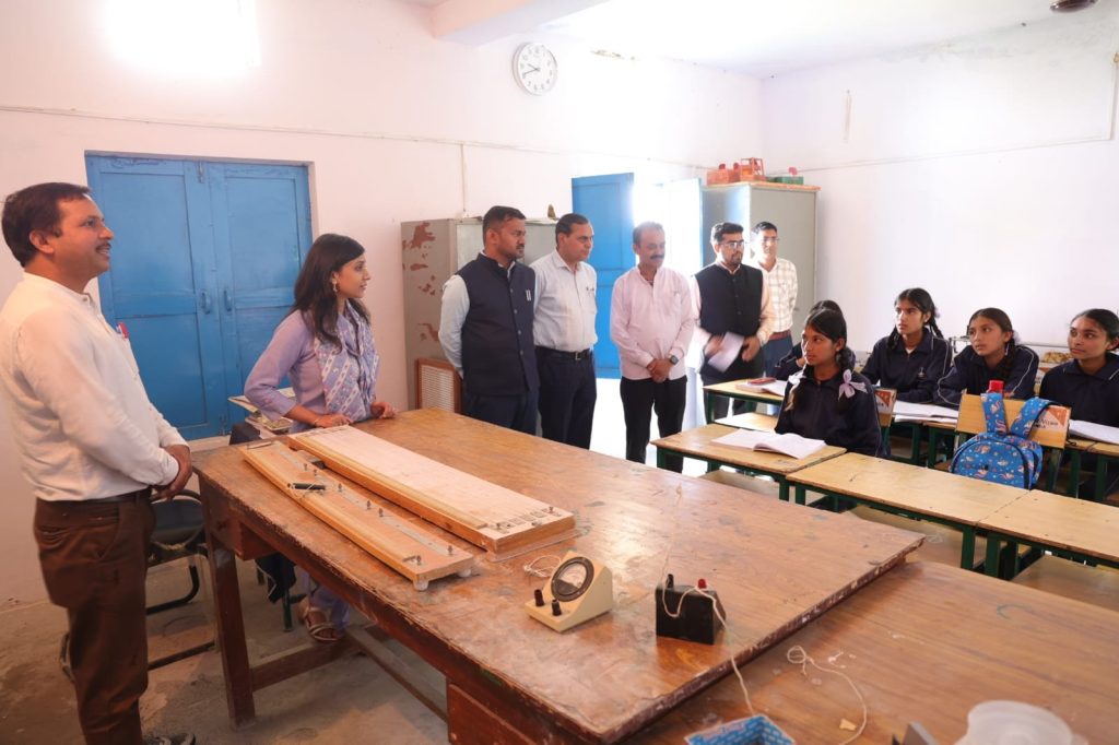 जिलाधिकारी की पहल से बदली स्कूलों की तस्वीर