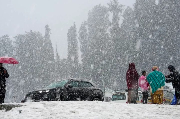 उत्तराखंड में बदला मौसम का मिजाज, पहाड़ों पर हुई बर्फबारी, मैदानों में बढ़ी ठिठुरन