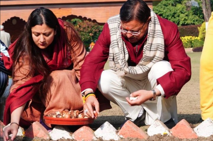 सीएम धामी ने शासकीय आवास में लगाए ट्यूलिप बल्ब, पुष्प खेती को बताया स्वरोजगार का मजबूत जरिया