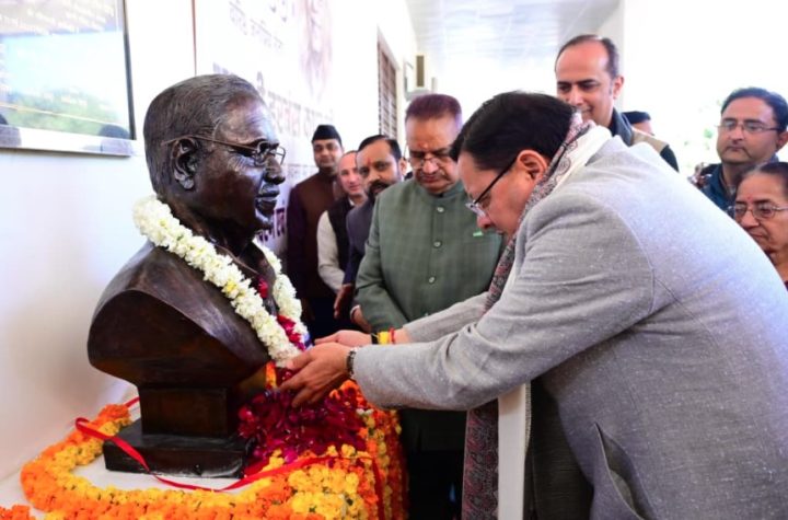 मुख्यमंत्री धामी ने स्व. हरबंस कपूर के छायाचित्र पर पुष्पांजलि अर्पित कर दी श्रद्धांजलि