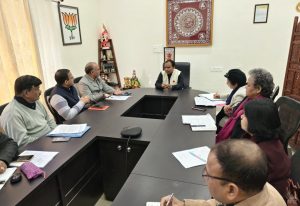 स्वास्थ्य मंत्री डॉ. धन सिंह रावत ने स्वास्थ्य, वित्त और कार्मिक विभाग के अधिकारियों के साथ की समीक्षा बैठक