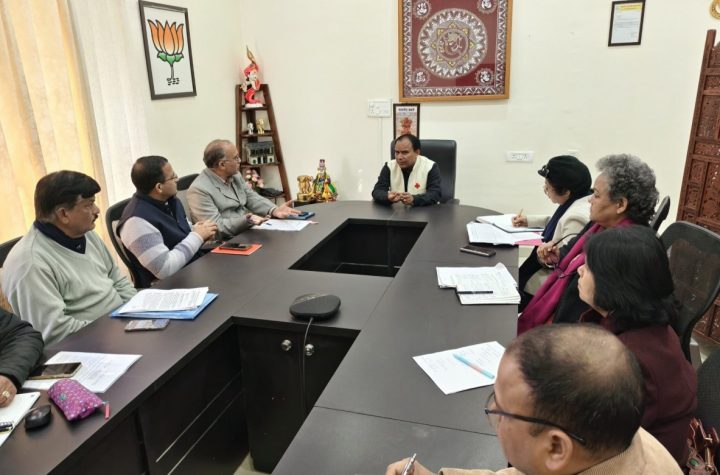 स्वास्थ्य मंत्री डॉ. धन सिंह रावत ने स्वास्थ्य, वित्त और कार्मिक विभाग के अधिकारियों के साथ की समीक्षा बैठक